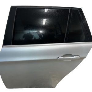 BMW E91 325d Touring r.v. 2008 světle stříbrná metalíza Titansilber kód barvy 354 levé zadní dveře 41009628751 S5VX3T90846 BMW E91 325d Touring r.v. 2008 světle stříbrná metalíza Titansilber kód barvy 354 levé zadní dveře 41009628751 S5VX3T90846