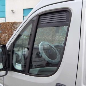 Mřížka větrací okenní Airvent pro Fiat Ducato, Peugeot Boxer, Citroën Jumper 2002–2006 černá (hliníková ventilační vložka do okna kabiny řidiče s integrovanou moskytiérou) 304968 Mřížka větrací okenní Airvent pro Fiat Ducato, Peugeot Boxer, Citroën Jumper 2002–2006 černá (hliníková ventilační vložka do okna kabiny řidiče s integrovanou moskytiérou) 304968