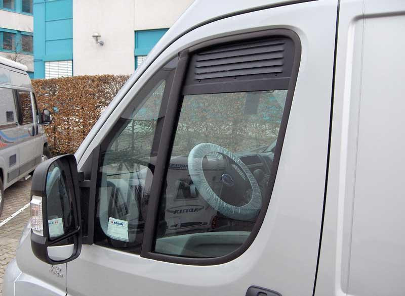 Mřížka větrací okenní Airvent pro Fiat Ducato, Peugeot Boxer, Citroën Jumper 2002–2006 černá (hliníková ventilační vložka do okna kabiny řidiče s integrovanou moskytiérou) 304968