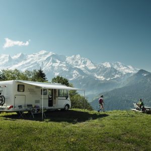 Nástěnná markýza Thule Omnistor 8000 s 230V motorem – 6,0 m, Bílá / Mystic Grey 313346